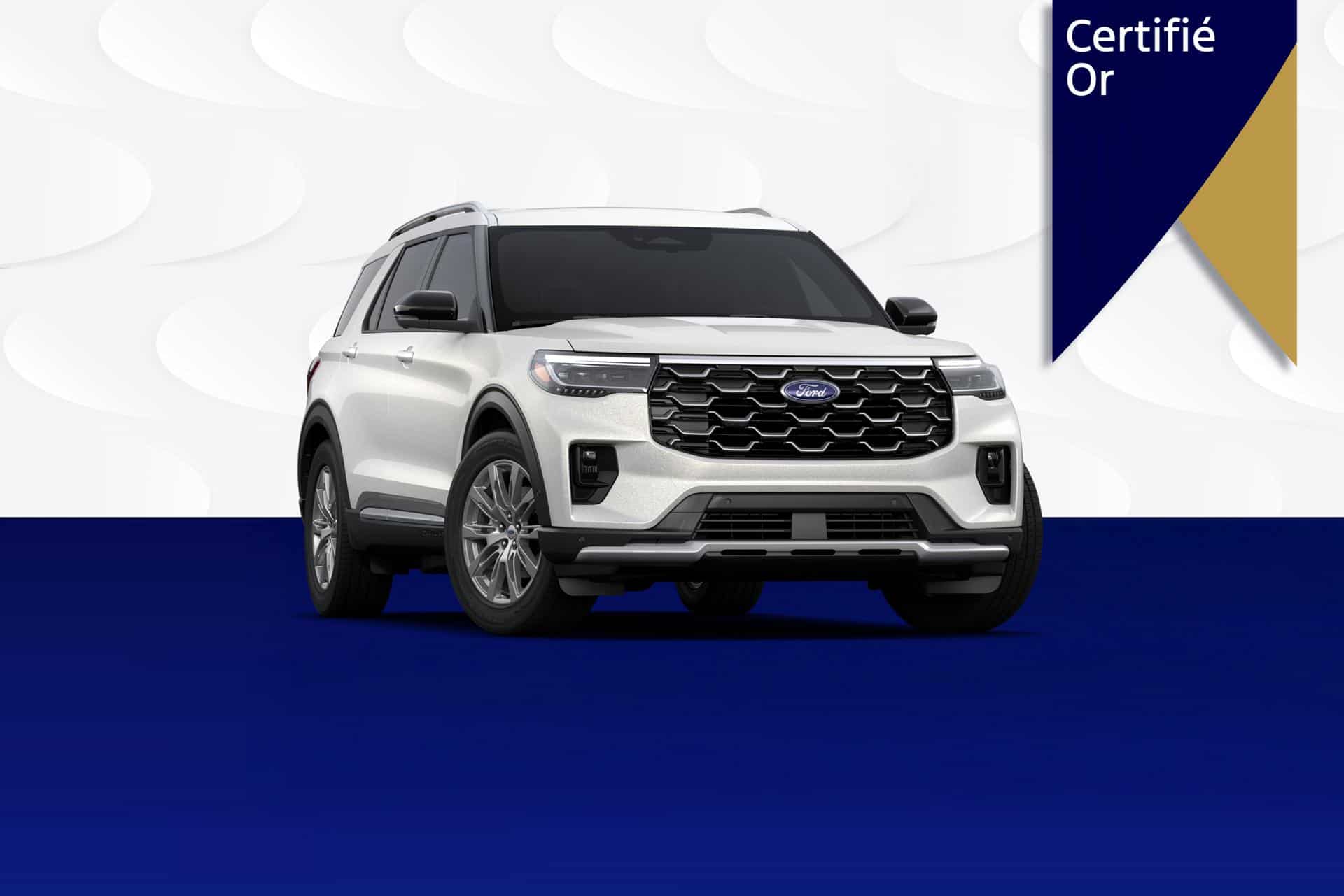 VUS Ford blanc sur fond bleu et blanc avec un badge certifié or.