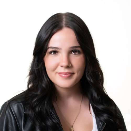 MIKAELA EVANS Adjointe Administrative
